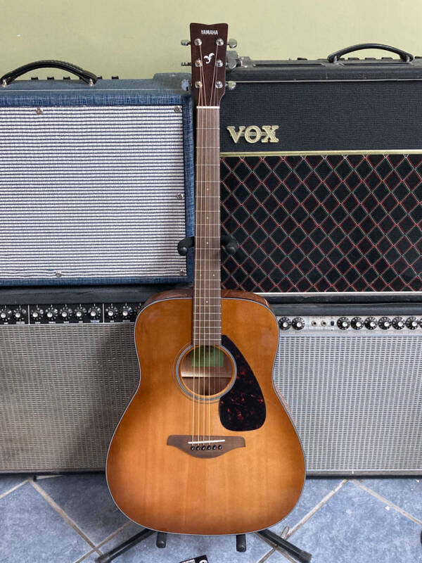 Acoustic Guitar - Body Shape : Traditional Western - Sand Burst