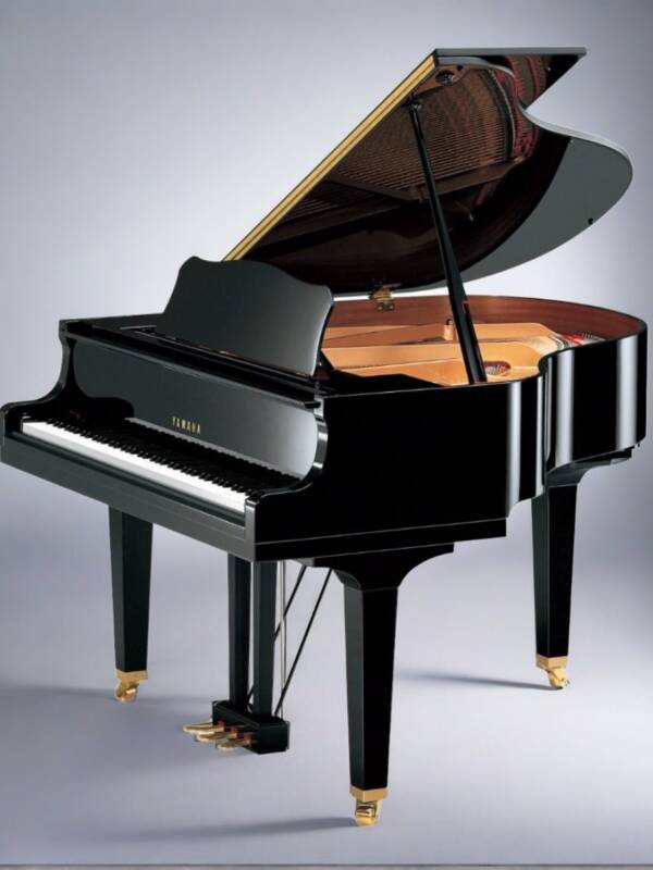 Yamaha Baby Grand Piano with Bench - Polished Ebony